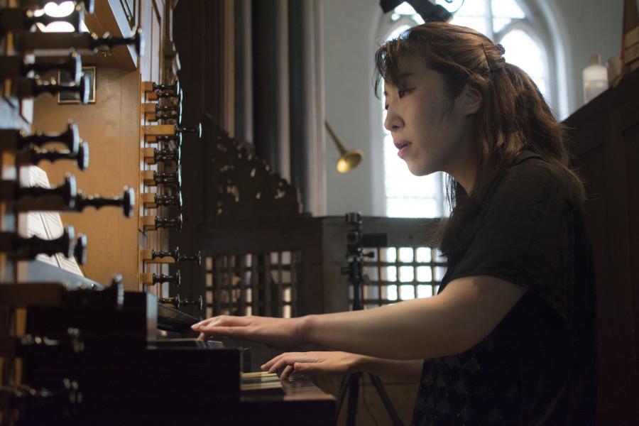 Blick auf eine spielende Orgelstudentin an der Großen Orgel von St. Jakobi