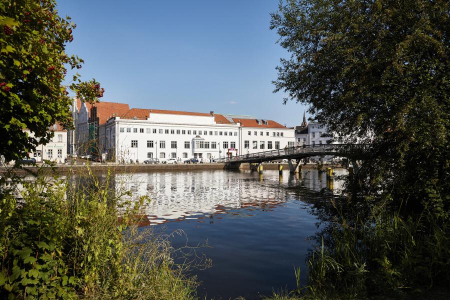 Ein Blick auf die imposante Fassade der MHL vom gegenüberliegenden Traveufer aus gesehen.