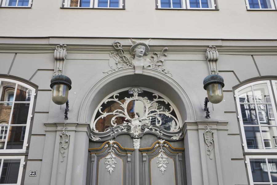 Blick auf die barocke Haustür der Großen Petersgrube 21, hinter der sich u.a. die Mensa befindet.