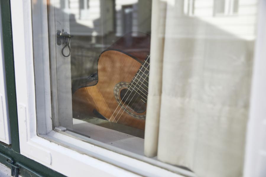 Eine Gitarre hinter einem Fenster des AStA-Büros in der Großen Petersgrube 21