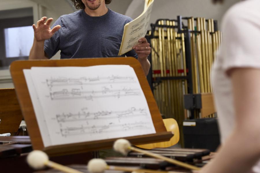Blick in den Schlagzeugunterricht, bei dem Prof. Johannes Fischer einer Studentin Hinweise zum Marimbaspiel gibt