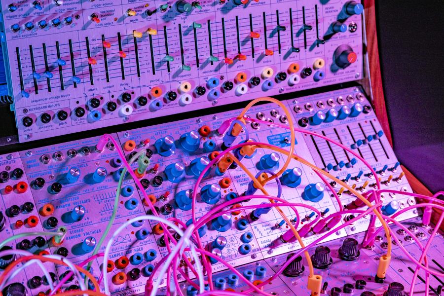Blick auf ein Mischpult mit vielen Kabeln