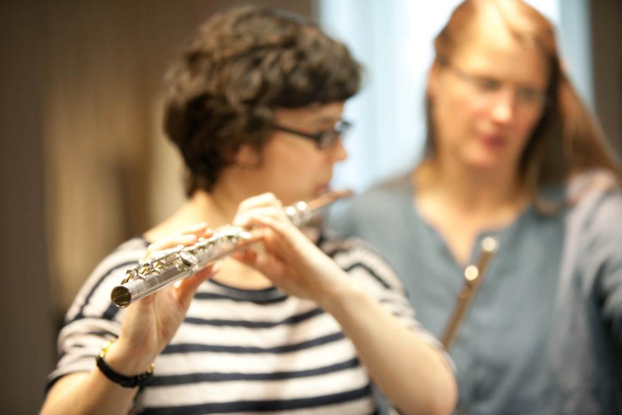Eine Flötendozentin unterrichtet eine Studentin