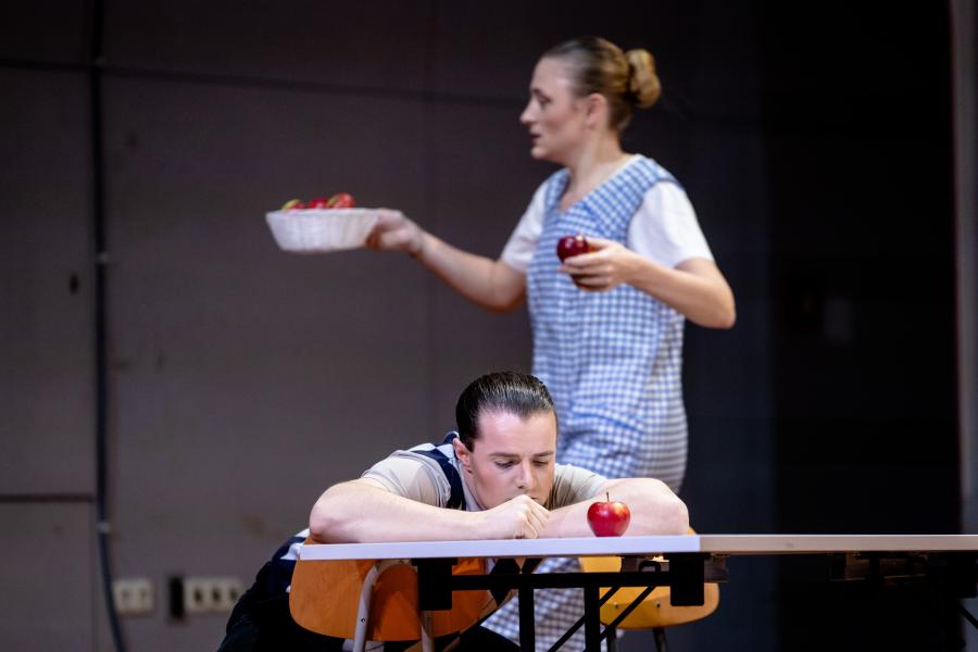 Szenenausschnitt aus der Oper Albert Herrin von Benjamin Britten mit zwei Gesangsstudierenden der MHL