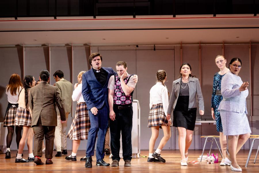 Blick auf die Bühne des Großen Saals mit Studierenden, die eine Theaterszene in Kostümen darstellen