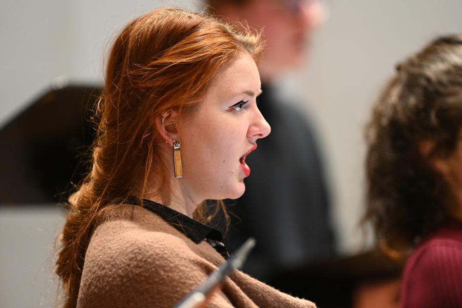 Eine Nahaufnahme einer singenden Gesangsstudentin.