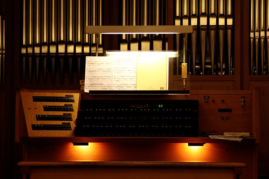 Blick auf den Spieltisch der Großen Unterrichtsorgel im Orgelraum 2.22 der MHL, auch »Kathedrale« genannt