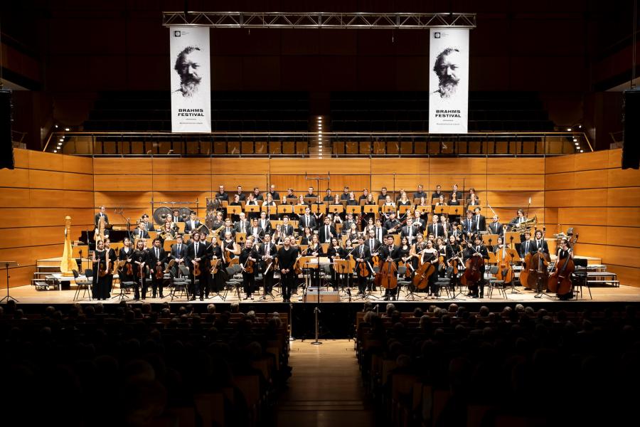 Blick auf das MHL-Sinfonieorchester auf der Bühne der Musik- und Kongresshalle Lübeck (MuK) während der Eröffnungskonzert zum Brahms-Festival.
