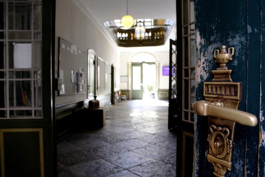 Einblick vom Haupteingang der MHL in die historische Diele des Hauses in der Großen Petersgrube 21