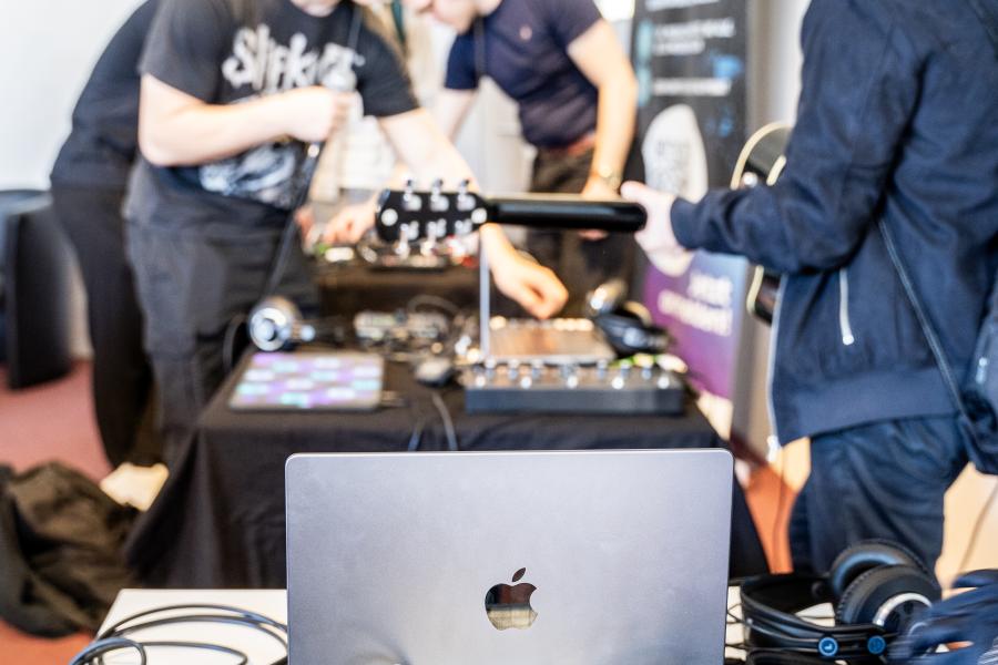 Studierende arbeiten mitels digitaler Technik an neuen Musikstücken