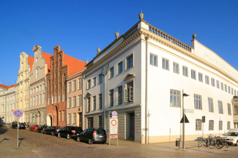 Die MHL ist u.a. im MHL-Hochschulquartier in der Großen Petersgrube, Ecke An der Obertrave in historischen Kaufmanns- und Bürgerhäusern aus dem Mittelalter, Barock, Rokoko und Klassizismus untergebracht.