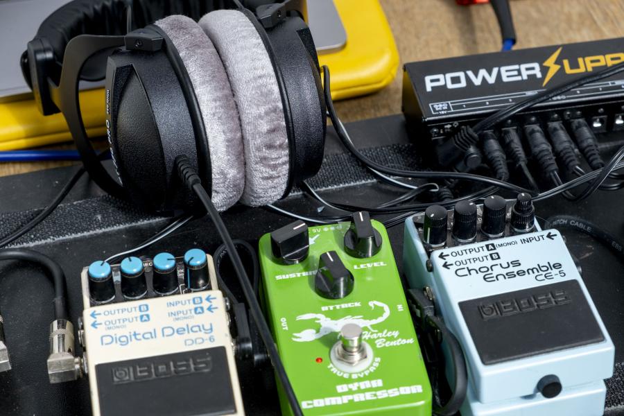 Blick auf einen Kopfhörer sowie verschiedene Verstärker und Mischpulte