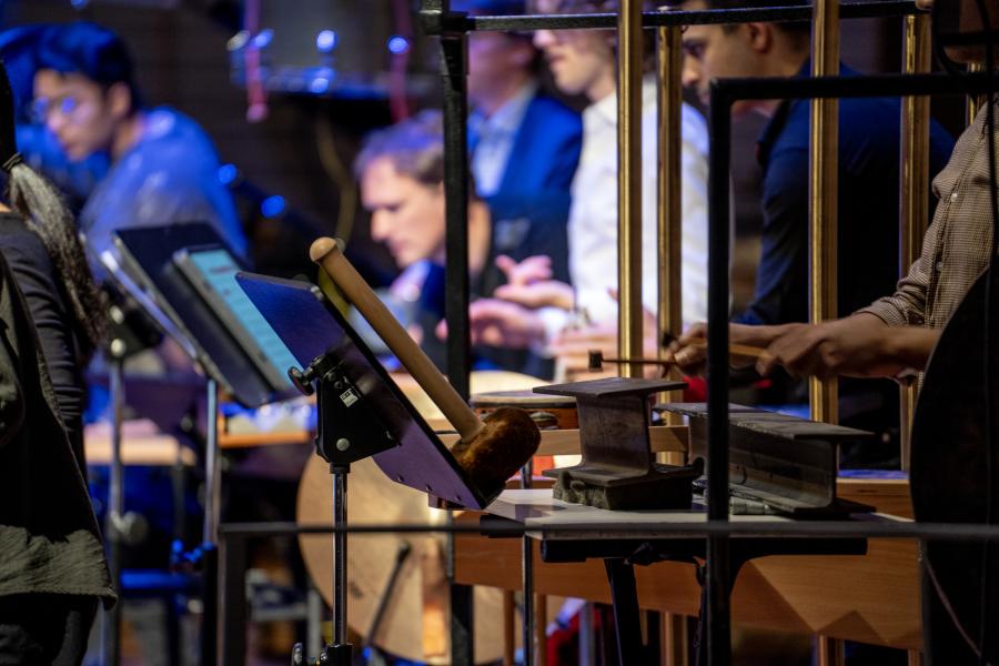 Blick auf Musizierende im Großen Saal der MHL mit einer Fülle an Schlaginstrumenten