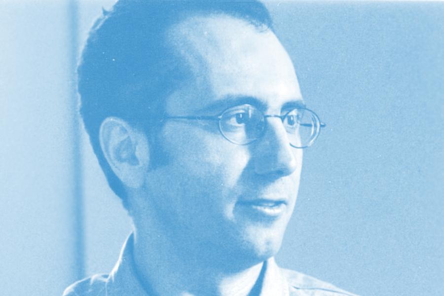 Foto vom Komponisten Fausto Romitelle in Blau eingefärbt