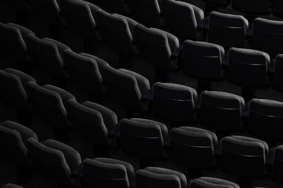 Blick auf die Stuhlreihen im Parkett des Großen Saals