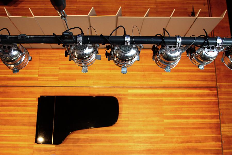 Blick von oben auf den Konzertflügel auf der Bühne des Großen Saals