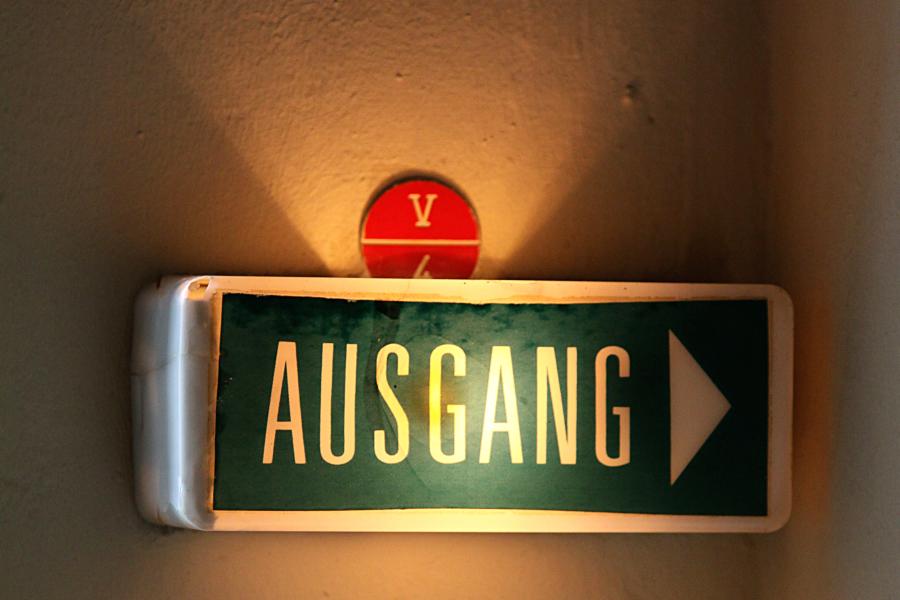 Blick auf ein beleuchtetes Ausgangsschild