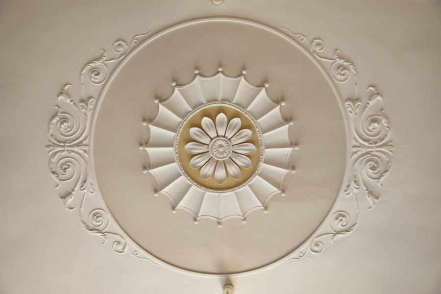 Blick auf die zentrale Stuckator im Hansensaal der Villa Brahms