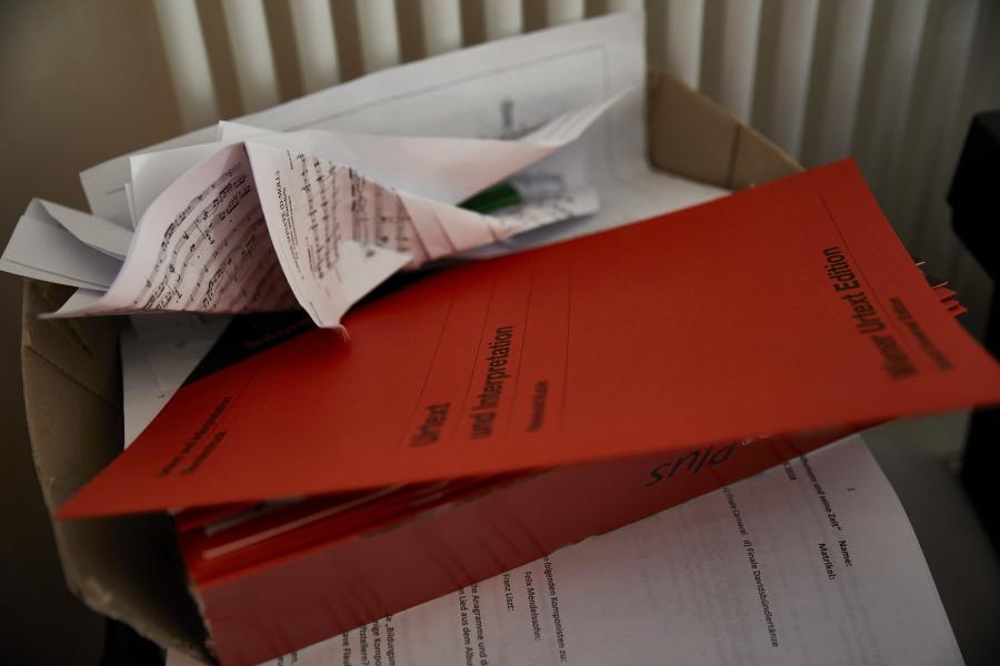 Blick in eine Papiertonne mit zerknickten Konzepten