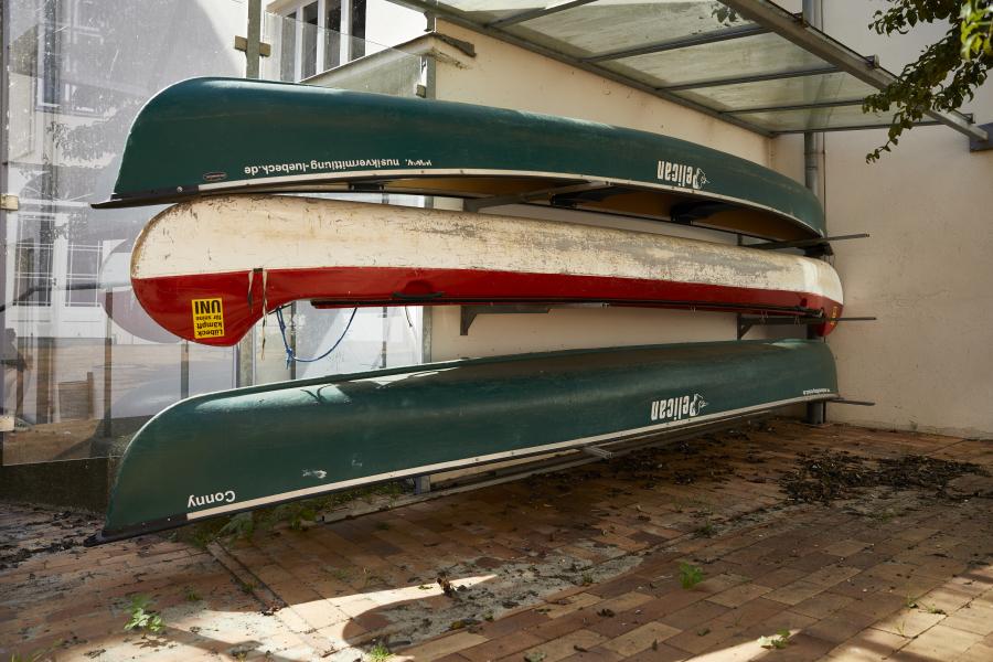 Blick auf drei über einander gestapelte Kanus 