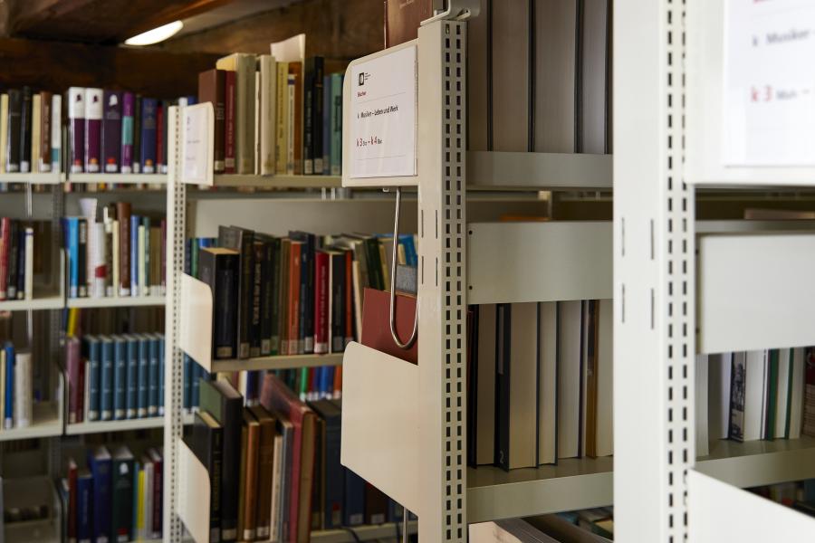 Blick in die MHL-Bibliothek