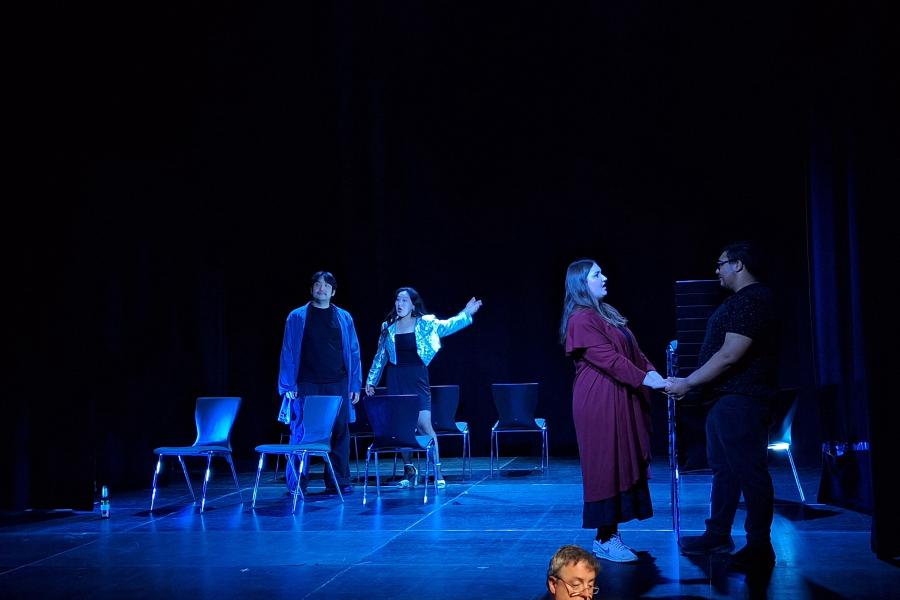 Blick auf eine Musiktheaterszene mit 4 Gesangsstudierenden auf der Bühne des Großen Saals der MHL