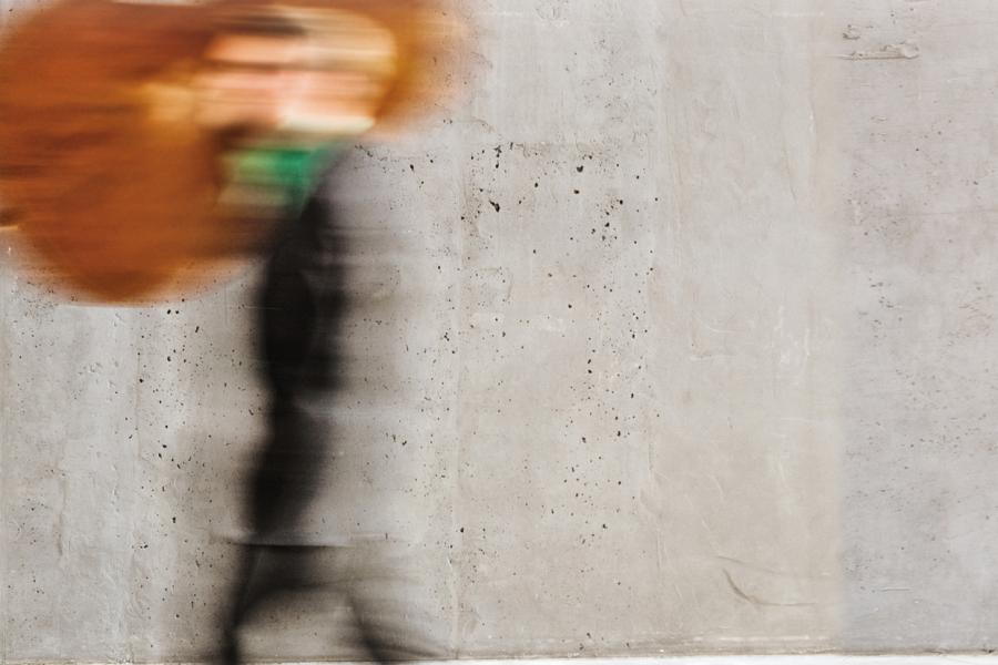 Blick auf das Titelbild der Reihe »Wir in«: ein Student, der seinen Kontrabass auf der Schulter trägt