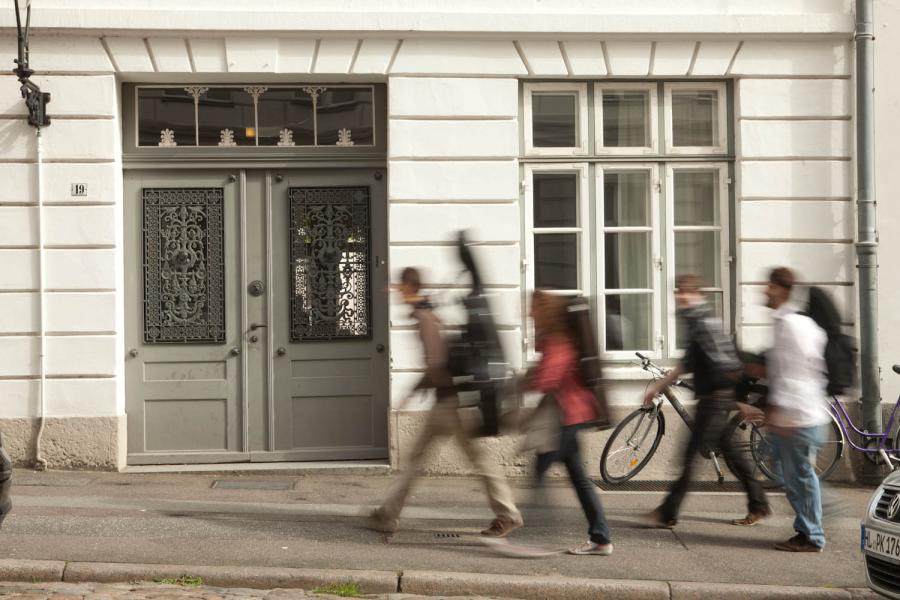 Blick auf eine Gruppen von Studierenden, die in die MHL gehen  