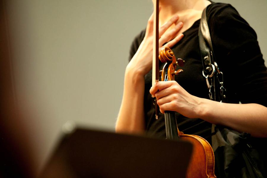 Blick auf eine Studentin, die ihre Violine in der Hand hält 