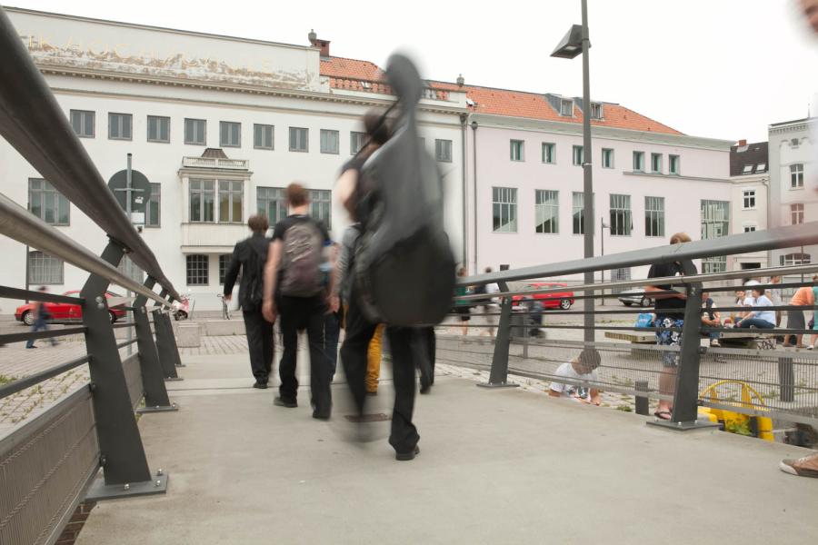 Blick von der »Professorenbrücke«, auf der Studierende mit ihren Instrumentenkoffern zur MHL gehen
