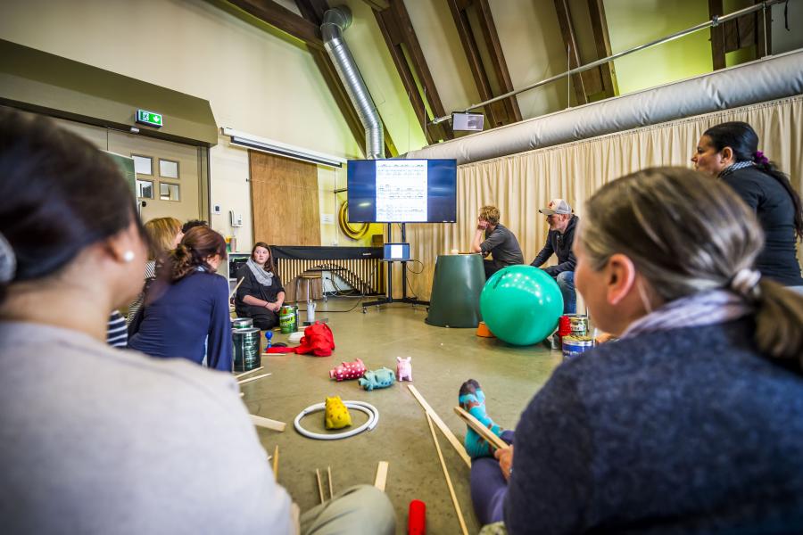 Blick auf eine Gruppe Erwachsener, die sich in der Improvisationspädagogik weiterbilden