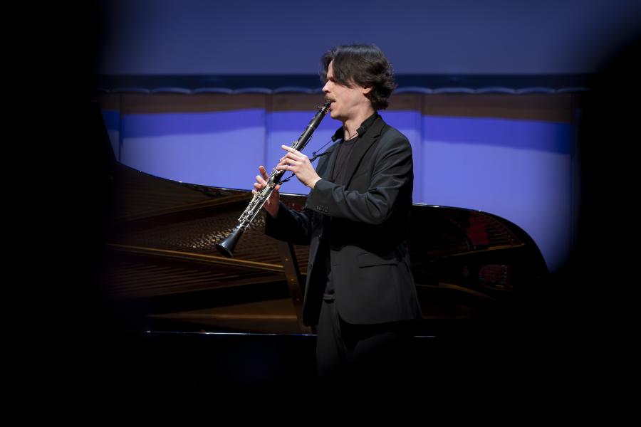 Blick auf einen Klarinette spielenden Studenten