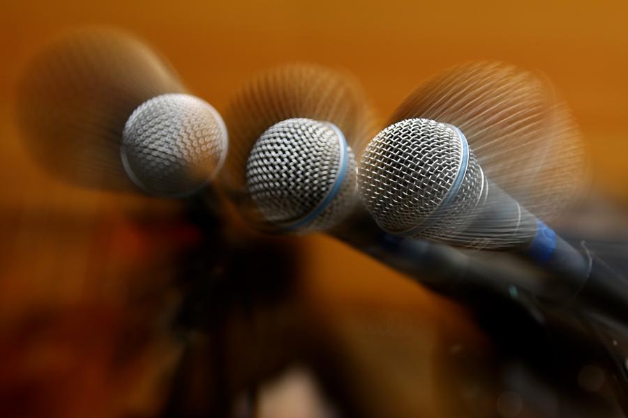 Nahaufnahme von drei Mikrofonen
