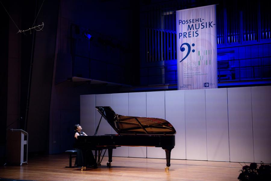 Blick auf die Bühne des Großen Saal, auf der eine Pianistin im Wettbewerb um den Possehl-Musikpreis spielt