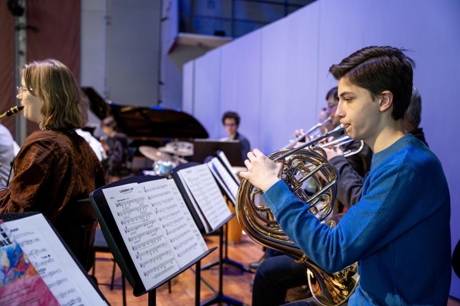 Blick auf ein Orchester, das sich auch Teilnehmenden der Young Music Academy SH zusammensetzt