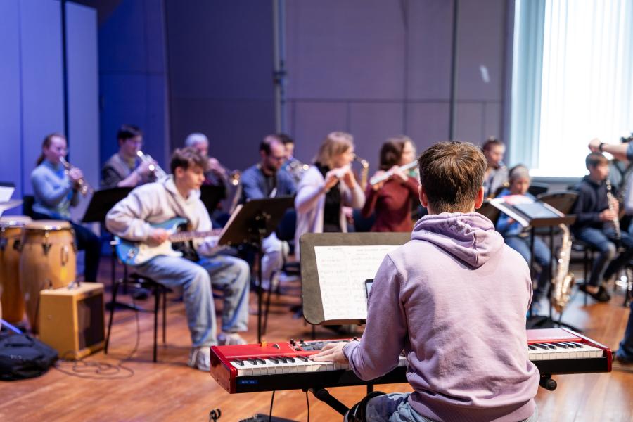 Junge Musikerinnen und Musiker spielen auf der Bühne des Großen Saals der MHL