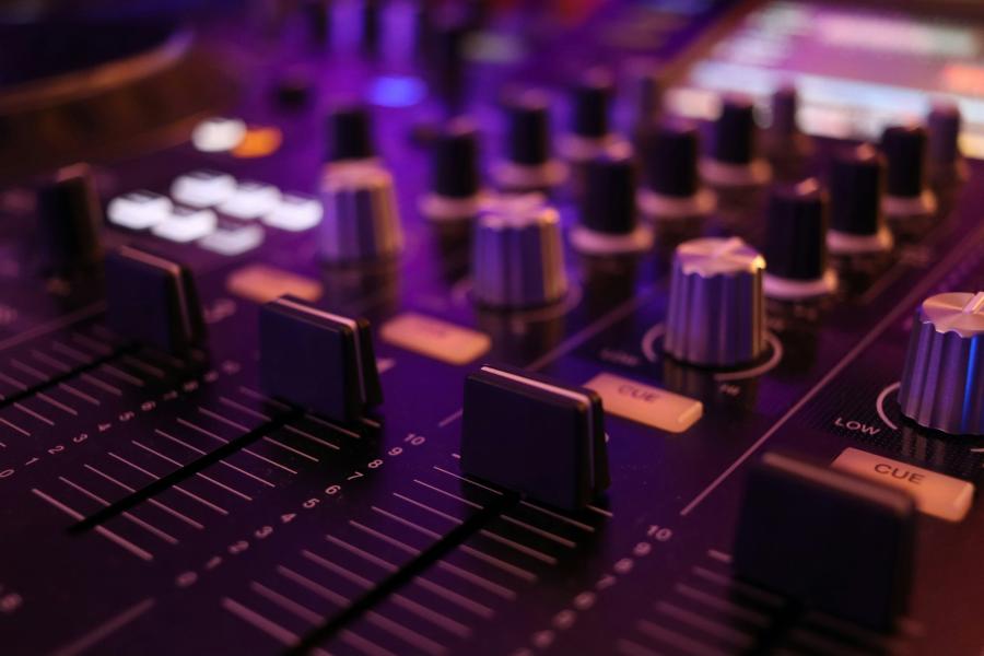 Blick auf ein Mischpult mit unterschiedlichen Reglern