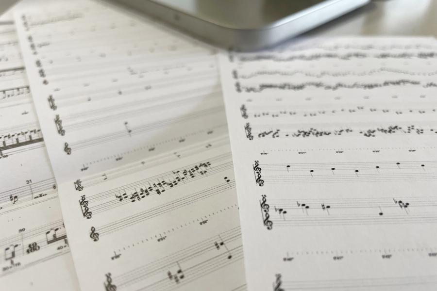 Blick auf einen Stapel Noten Neuer Musik