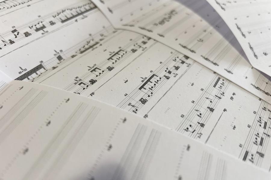 Blick auf einen Stapel Noten Neuer Musik