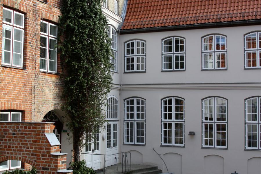 Blick auf den Mensa-Hof der MHL mit seinen historischen Fassaden