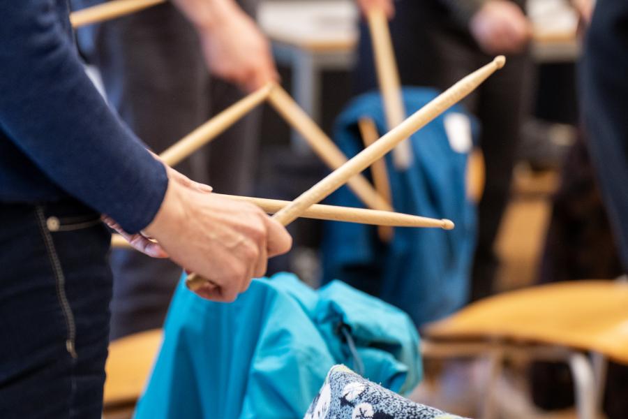 Blick auf trommelnde Personen