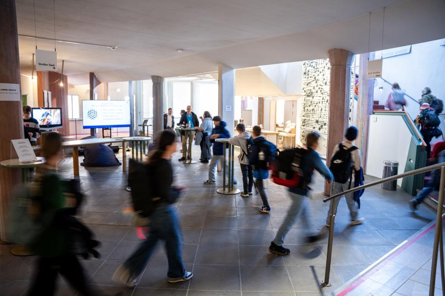 Blick auf Studierende, die durch das Foyer gehen