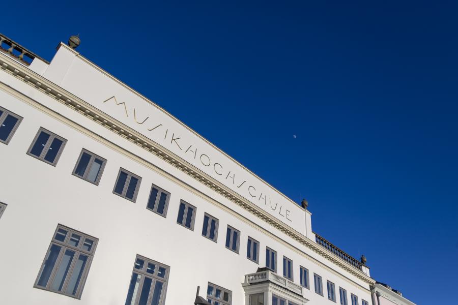 Blick auf den Schriftzug »Musikhochschule« auf der Attika der Fassade An der Obertrave