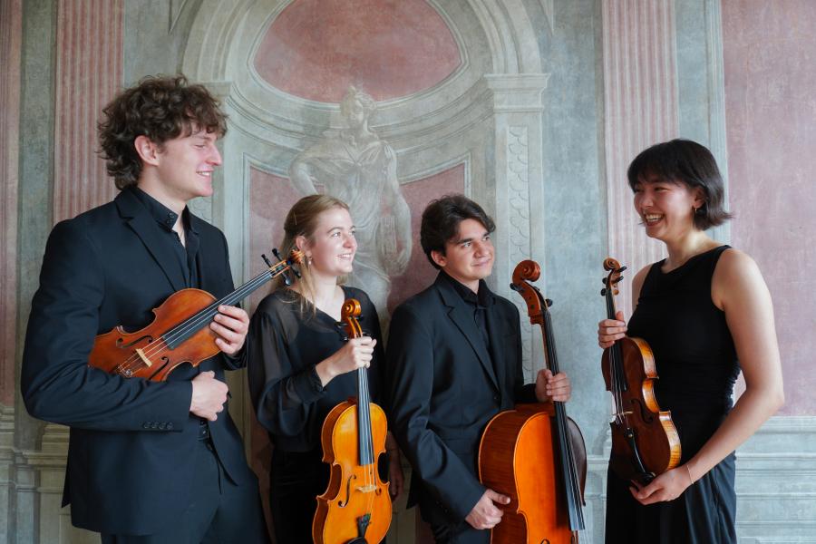 Larus Quartett im Kammermusiksaal der MHL mit Instrumenten in der Hand lachend zueinander