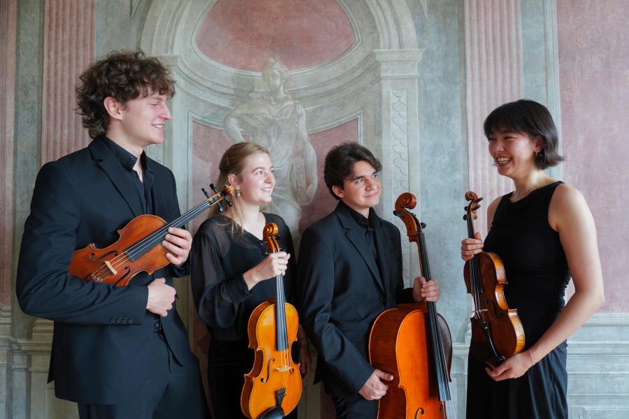 Larus Quartett im Kammermusiksaal der MHL mit Instrumenten in der Hand lachend zueinander