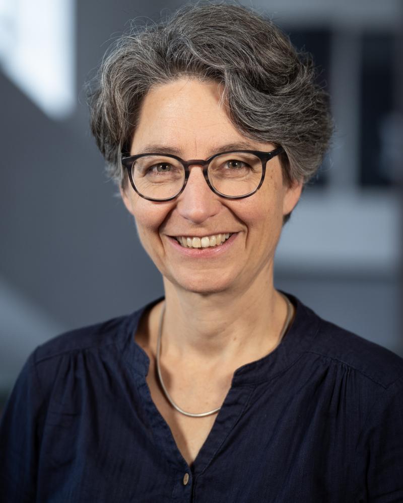 Portrait von Harfen-Professorin Gesine Dreyer