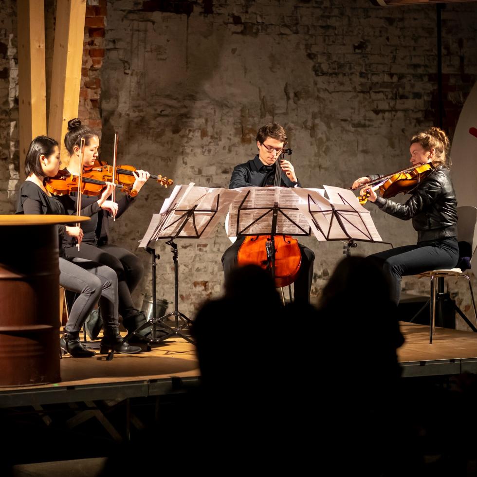 Ein Sreichquartett spielt an einem ungewöhnlichen Ort: in einem Lübeck Hafenschuppen 