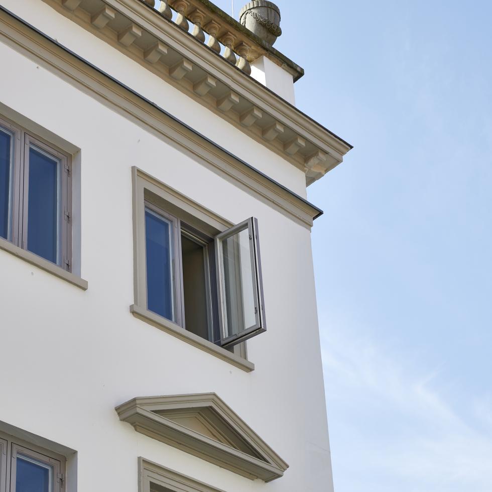 Blick auf ein offenes Fenster der imposanten Fassade in der unteren Großen Petersgrube, Ecker An der Obertrave