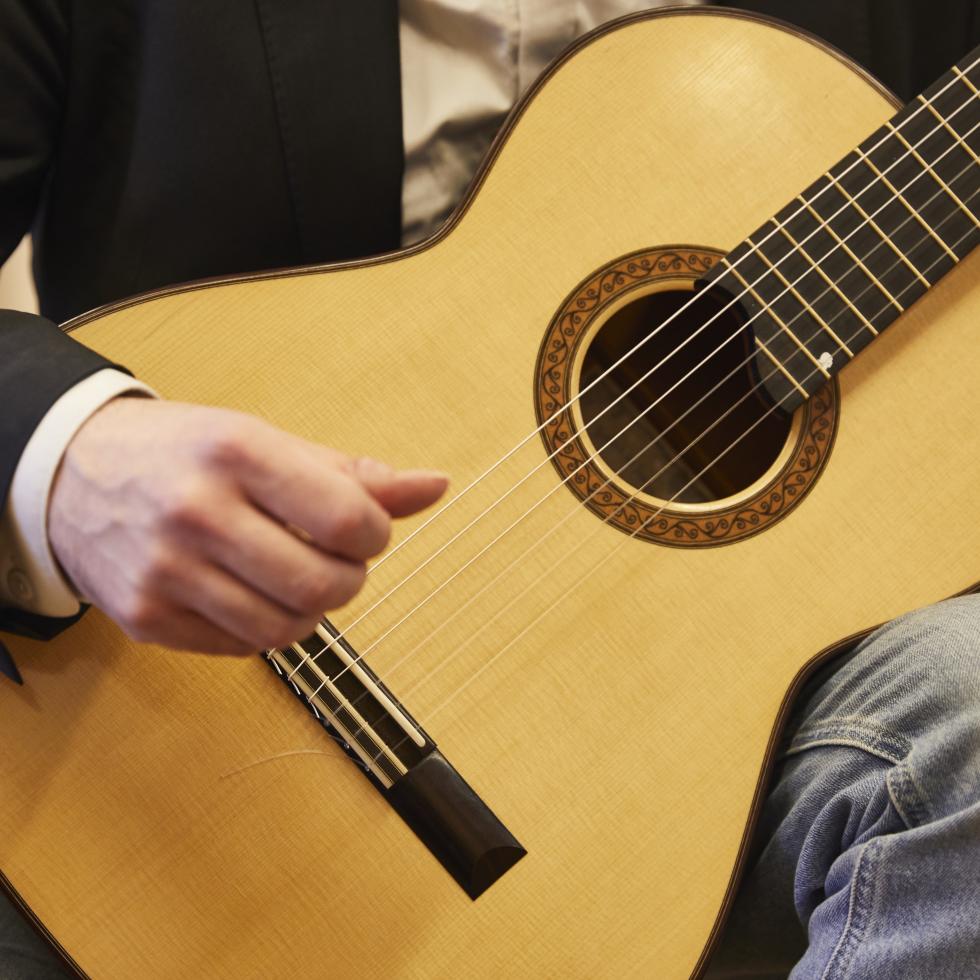 Blick auf eine Gitarre, gespielt von MHL-Professor Otto Tolonen