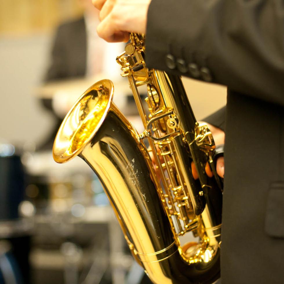 Blick auf einen saxophonspielenden Studierenden